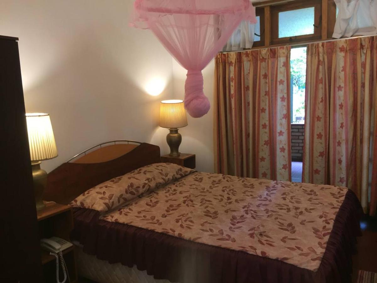 Hotel Shalini 아누라다푸라 외부 사진