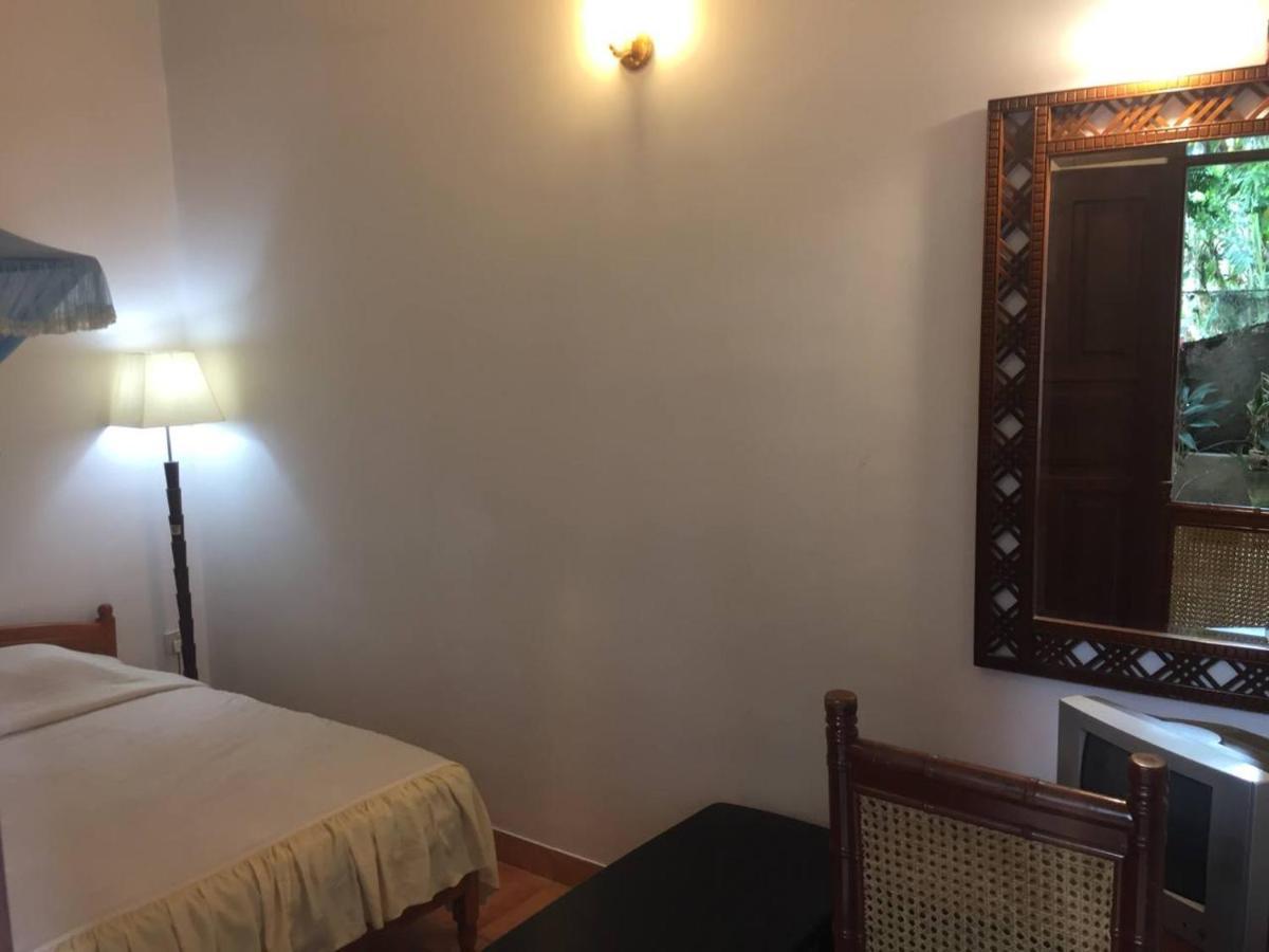 Hotel Shalini 아누라다푸라 외부 사진