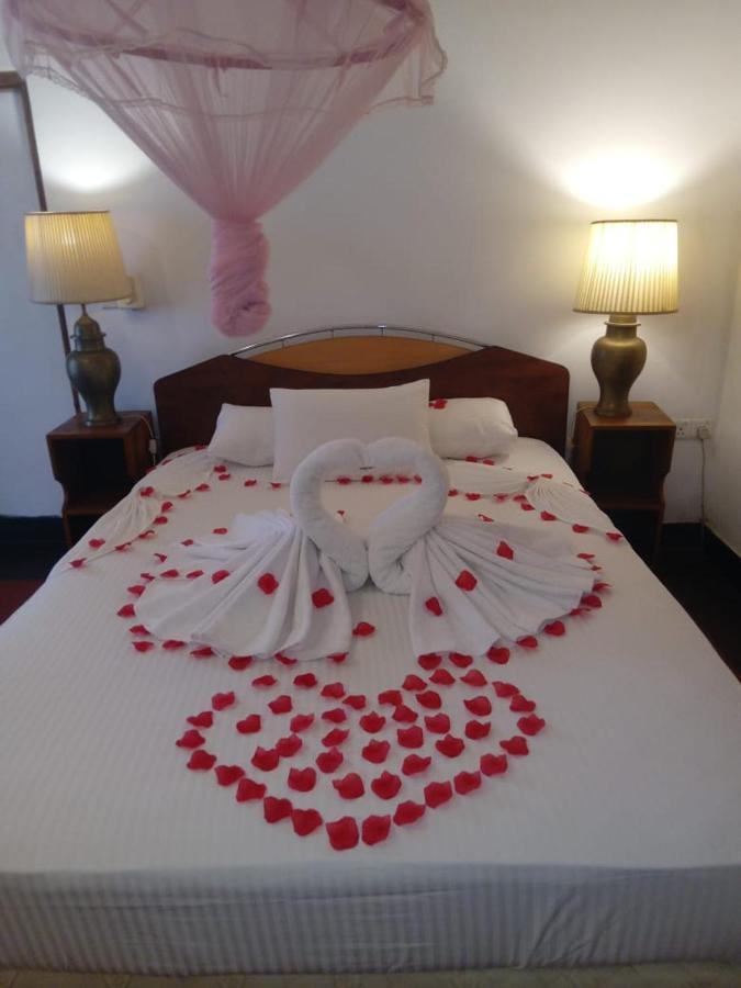 Hotel Shalini 아누라다푸라 외부 사진